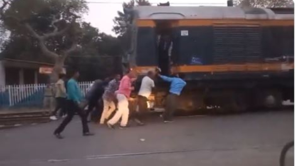 Railway Staff Push Train Coach After Snag in Amethi of Uttar Pradesh Video Viral