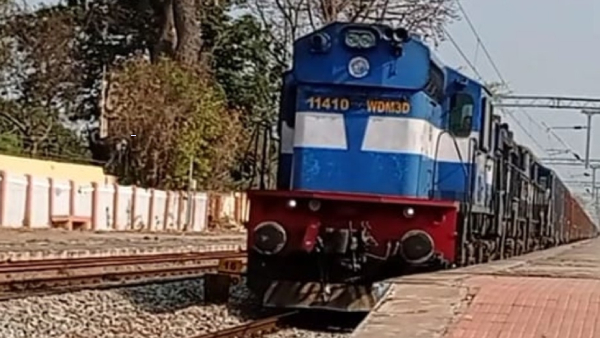 Train services start in Raichur s Sindhanuru Travelers are happy