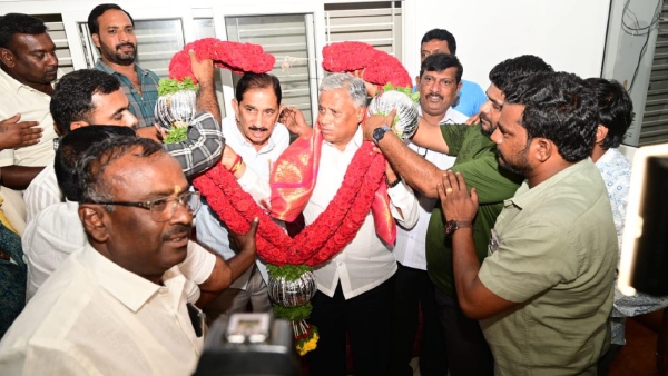 Lok Sabha Election 2024 BJP Candidate V Somanna Visits Sogadu Shivanna Residence