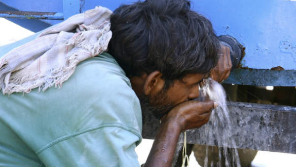 No drinking water from month people protest In Chamarajanagar district s Home Board Colony