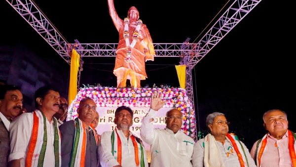 Lok Sabha Election 2024 Congress leaders visits Vokkaliga mutts after BJP-JDS alliance Lok Sabha Election 2024 Congress leaders visits Vokkaliga mutts after BJP-JDS alliance