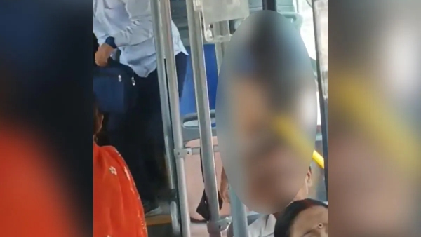 Woman Enters Crowded Delhi Bus Wearing A Bikini video goes viral Woman Enters Crowded Delhi Bus Wearing A Bikini video goes viral