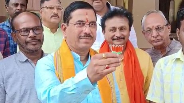 Dharwad People are For Pralhad Joshi Don t Do you Contest Yediyurappa Request to Dingaleshwar Swamiji