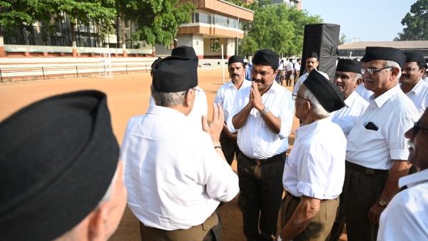 Lok Sabha Election 2024 KS Eshwarappa and BJP candidate BY Raghavendra face off in rss program Lok Sabha Election 2024 KS Eshwarappa and BJP candidate BY Raghavendra face off in rss program