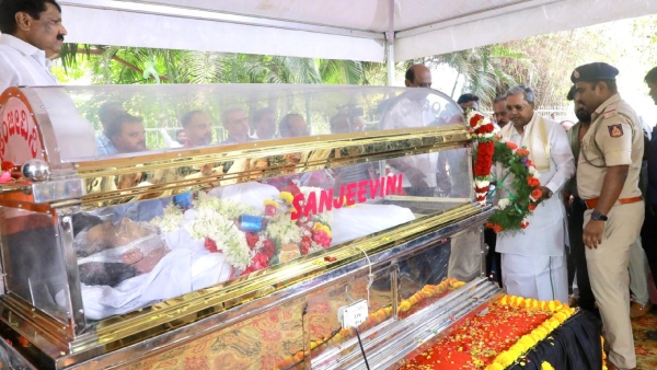Karnataka CM Siddaramaiah Pays a last visit to Dwarakish After His Death at Ravindra Kala Kshetra