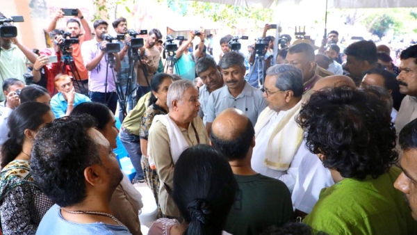 Karnataka CM Siddaramaiah Pays a last visit to Dwarakish After His Death at Ravindra Kala Kshetra
