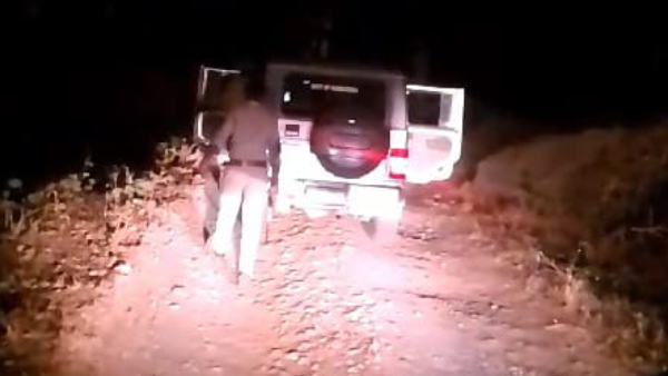 Elephants attack on EVM Mission Vehicle at Chamarajanagar Lok Sabha Constituency video viral Elephants attack on EVM Mission Vehicle at Chamarajanagar Lok Sabha Constituency video viral