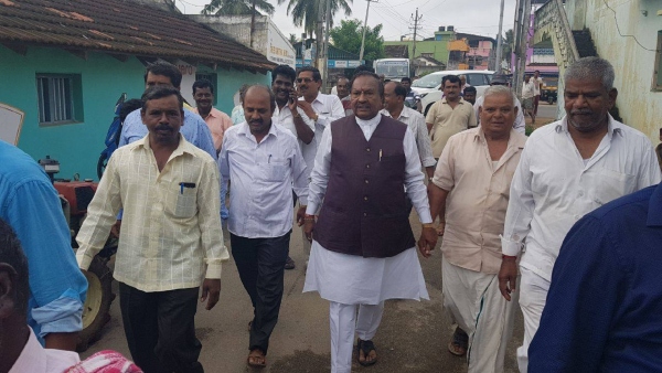 Amit Shah asks Eshwarappa to withdraw candidature but he stood firm on his decision