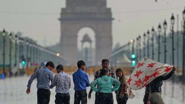 Heavy rain with thunder and lightning in Delhi 17 flights diverted