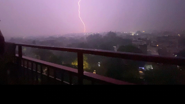 Heavy rain with thunder and lightning in Delhi 17 flights diverted