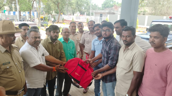 Hubballi The Auto Driver Returned A Bag of Gold Jewelery Worth Rs 8 Lakh Left in Toe to The Owner Hubballi The Auto Driver Returned A Bag of Gold Jewelery Worth Rs 8 Lakh Left in Toe to The Owner