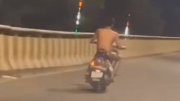 An alcoholic man traveled naked on a two wheeler - video viral