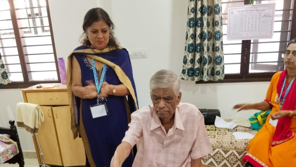 Lok Sabha Over 5567 Senior Citizens and Disabled Person Voting from Home in Tow Days BBMP Lok Sabha Over 5567 Senior Citizens and Disabled Person Voting from Home in Tow Days BBMP