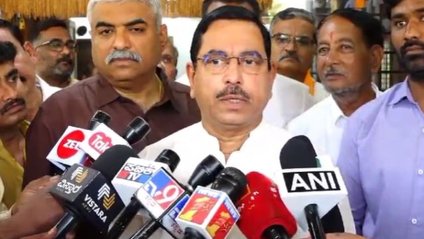 Pralhad Joshi Met by Actress Harshika Poonacha-Bhuvan Ponnanna Joshi slams on Congress