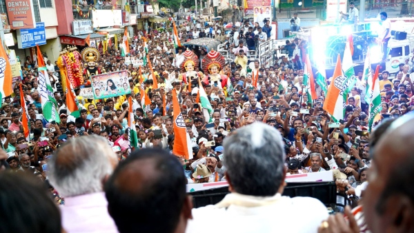 Siddaramaiah campaign for Soumya Reddy road show