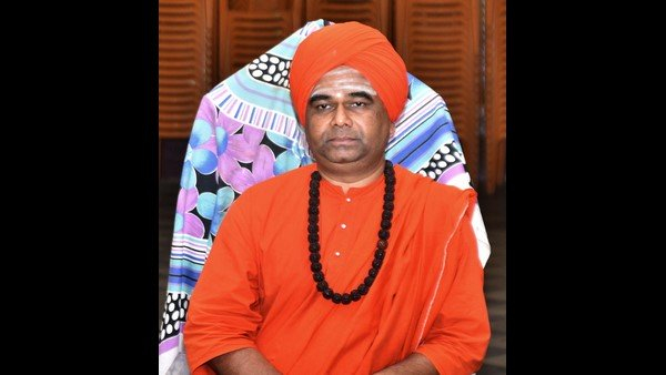 Dharwad Independent Candidate Sri Dingaleshwar swamiji has Face Warned by Their Devotees