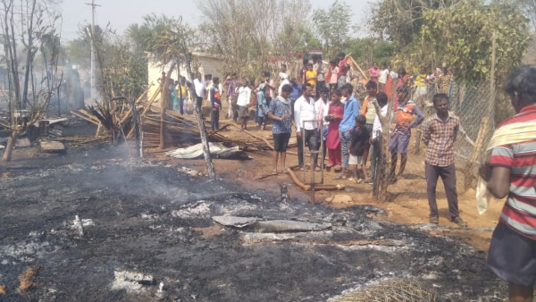 Massive Fire Breaks Hits on 10 Huts in a Village of Tumkur Districts Koratagere Taluk