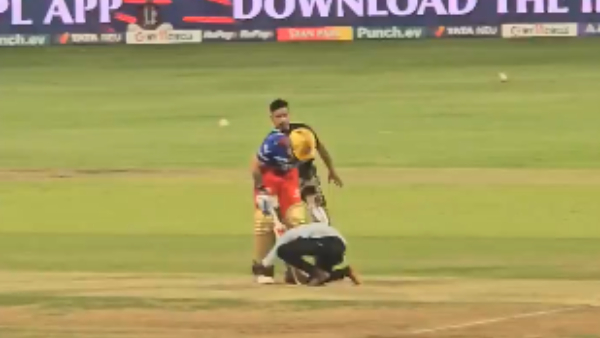 Raichur Boy Reach Virat Kohli While RCB Match In Bengaluru Chinnaswamy Stadium