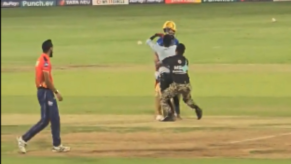 Raichur Boy Reach Virat Kohli While RCB Match In Bengaluru Chinnaswamy Stadium