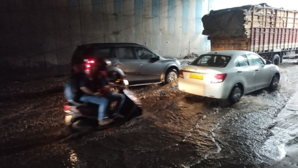 Bengaluru Rain Heavy Rain Causes Traffic Jams and Flooded Roads in Bengaluru Public Outrage Against BBMP Bengaluru Rain Heavy Rain Causes Traffic Jams and Flooded Roads in Bengaluru Public Outrage Against BBMP