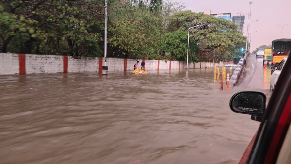 Heavy Rain Causes Bengaluru to be Waterlogged Resulting in Severe Traffic Jams