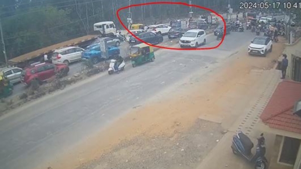 Viral Video of Couple and 3 Year Old Child in Car Attacked by Bikers in Sarjapur Road Bengaluru Viral Video of Couple and 3 Year Old Child in Car Attacked by Bikers in Sarjapur Road Bengaluru