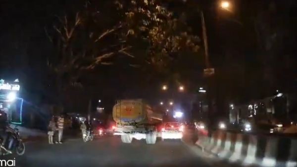 Viral Video of Couple and 3 Year Old Child in Car Attacked by Bikers in Sarjapur Road Bengaluru Viral Video of Couple and 3 Year Old Child in Car Attacked by Bikers in Sarjapur Road Bengaluru
