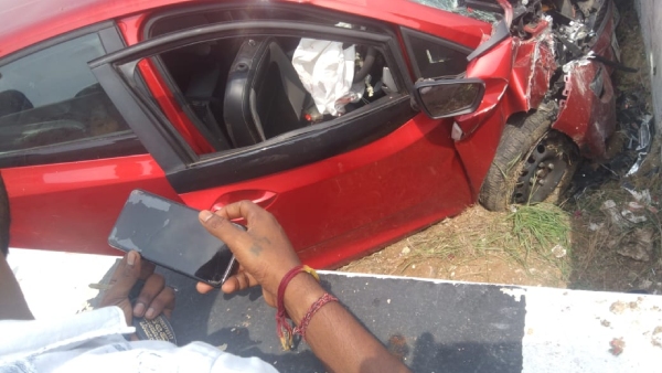 A car hit to bridge near yarabahalli two death A car hit to bridge near yarabahalli two death