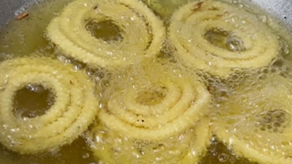 How To Make Hotel Style Crispy Hesaru Bele Chakli In Home