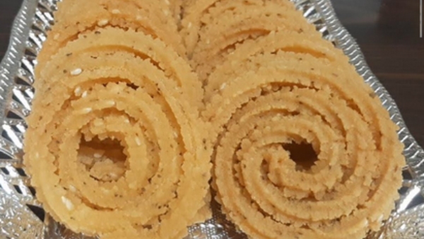 How To Make Hotel Style Crispy Hesaru Bele Chakli In Home