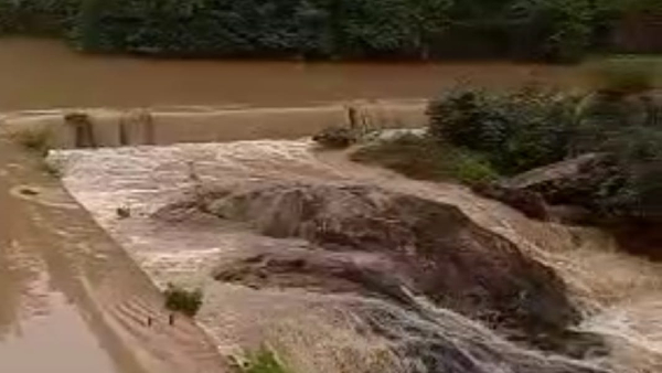 How many lakes are full filled in Chamarajanagar district due to heavy rain