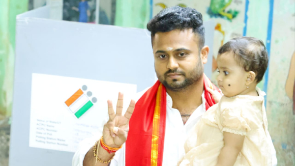 Minister Lakshmi Hebbalkar Came With her family and vote Minister Lakshmi Hebbalkar Came With her family and vote