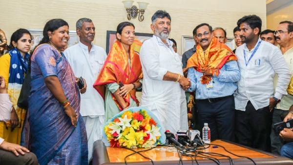 Sslc Topper Bagalkote Govt School Topper Ankita Basappa Felicitated By Dcm Dk Shivakumar