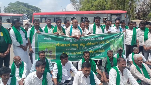 Farmers protested by blocking Mysuru-Ooty National Highway demanding for crop loss compensation
