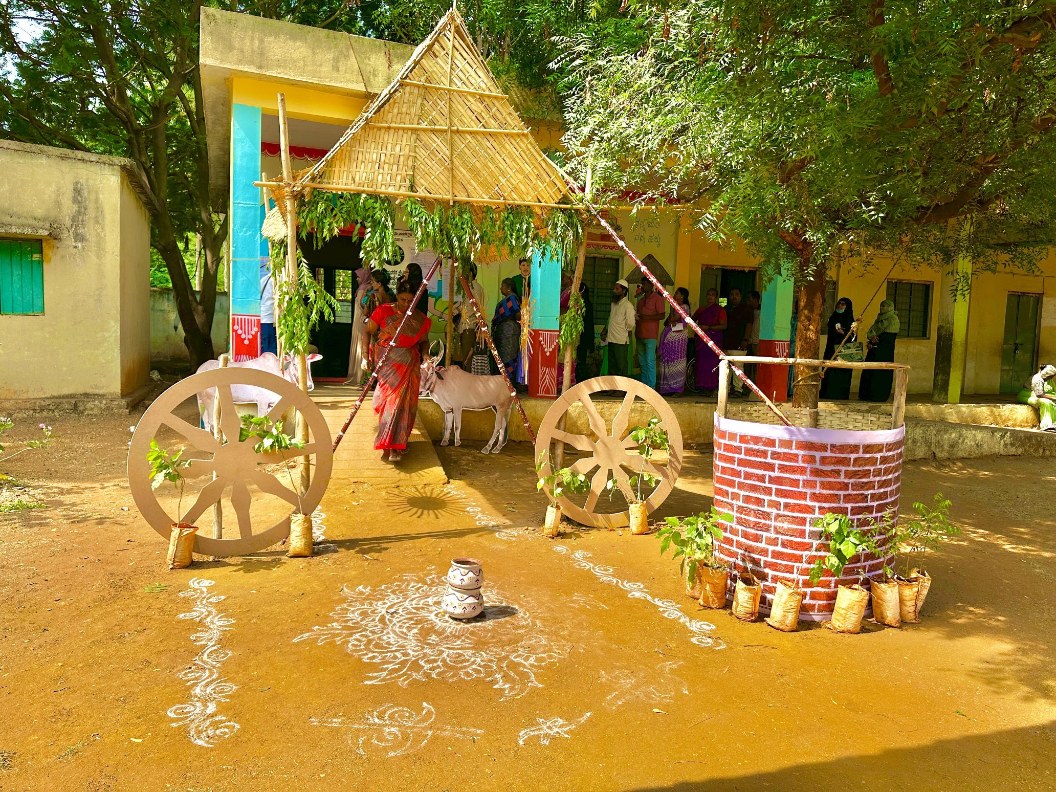 ಹಳ್ಳಿಯಂತೆ ಸಿದ್ಧವಾದ ಮತಗಟ್ಟೆ