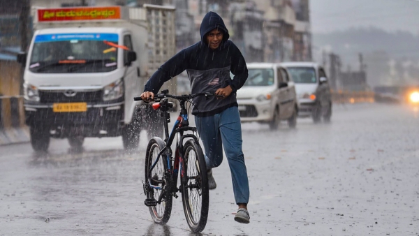 Hevay Rain IMD Issues Yellow Alert for Karnataka Until May 16th
