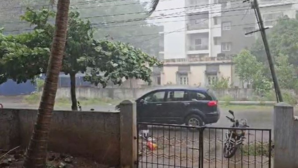 Hubballi Rain Hailstorm With Heavy Rain Starting Over City Uprooting of Tree Power Cut Issued Hubballi Rain Hailstorm With Heavy Rain Starting Over City Uprooting of Tree Power Cut Issued