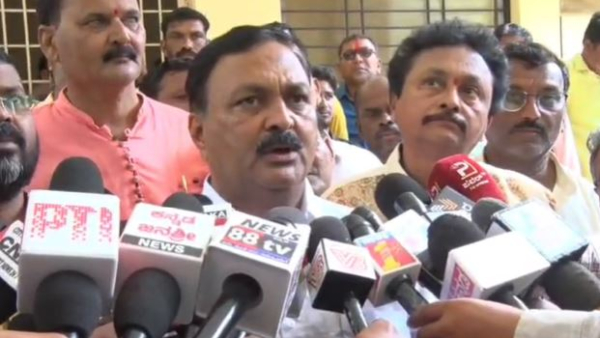 Hubballi Anjali Murder Huge Protest in Chennamma circle and Ahead Kims Reacts Mahesh Tenginkai Hubballi Anjali Murder Huge Protest in Chennamma circle and Ahead Kims Reacts Mahesh Tenginkai