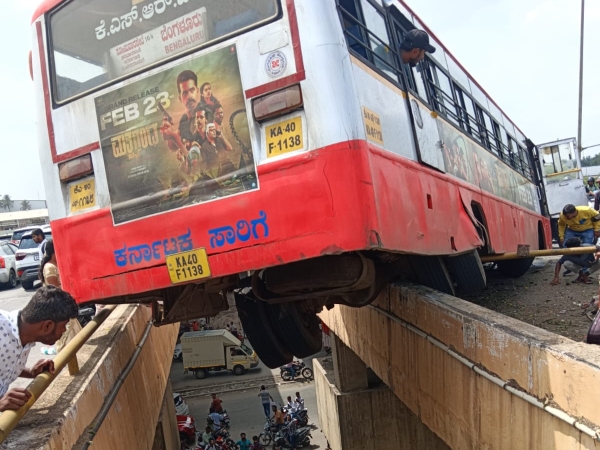 KSRTC Bus Hits Divider in Highway near Nelamangala 6 Injured