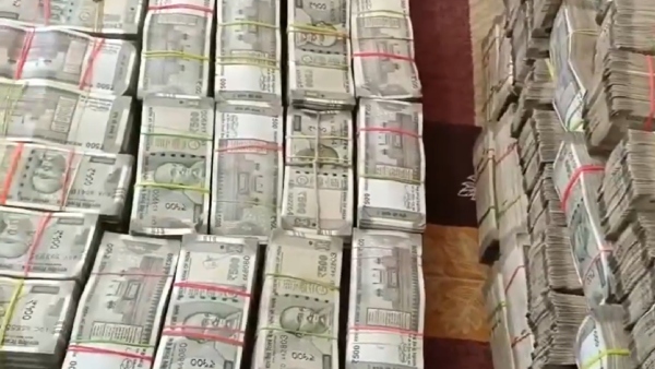 Vehicle Overturned In Andhra Pradesh 7 Crores Cash