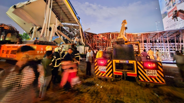 Mumbai Hit by Heavy Rains and Dust Storm Hoarding Collapse Claims 4 Lives