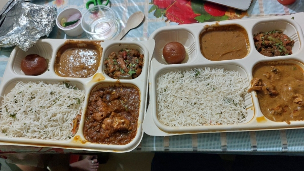 Viral Video of Non Veg Thali Sent for The Order of Paneer Thali Shobhit Siddharth Questioned Zomato