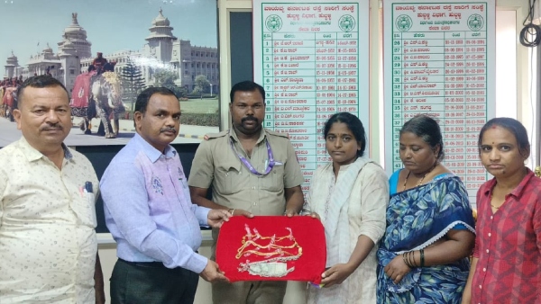 NWKRTC Bus Conductor has Return Gold- Cash to Their Owners in Hubballi NWKRTC Bus Conductor has Return Gold- Cash to Their Owners in Hubballi