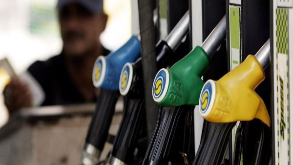 Petrol Bank Scam Men who fill petrol while talking on mobile beware