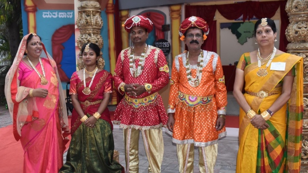 Voters Celebrated By Wearing Crowns In Shivamogga City Voters Celebrated By Wearing Crowns In Shivamogga City