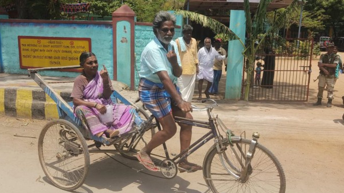 ಸೈಕಲ್‌ ಸವಾರಿಯಲ್ಲಿ ಮತಗಟ್ಟೆಗೆ ಬಂದ ದಂಪತಿ