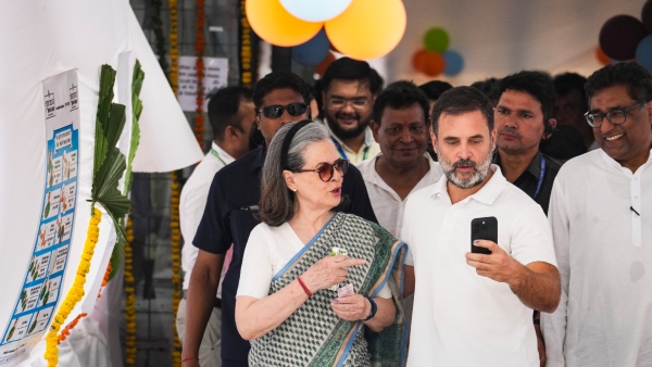 Congress leaders Sonia Gandhi Rahul cast Vote In Delhi Constituency That Has No Congress Candidate Congress leaders Sonia Gandhi Rahul cast Vote In Delhi Constituency That Has No Congress Candidate