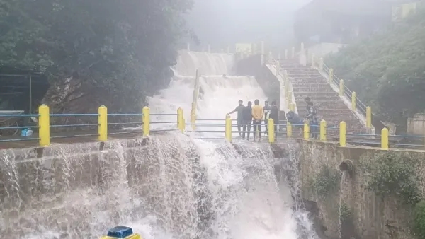 Rain in Chikkamagaluru Honnammana Halla waterfall is full