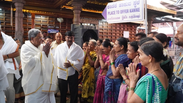 Siddaramaiah And Shivakumar At Manjunath Temple In Dharmasthala