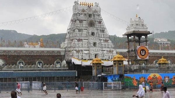 Tirupati Rain Devotees enjoying heavy rain in Tirupati